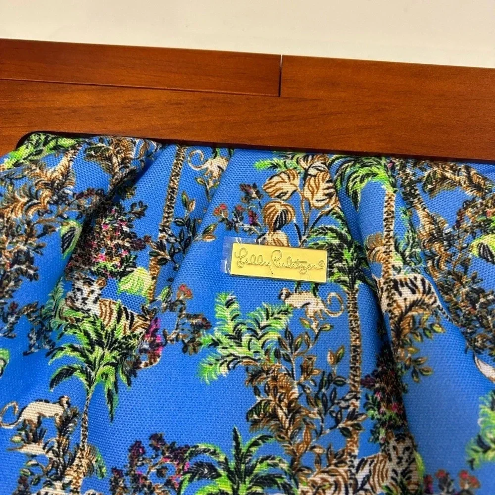 ! Lilly pulitzer gwp clutch Sun Shui Shing!